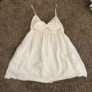Beautiful white boutique dress with bow detail. Size Small